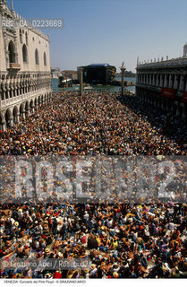 Localizzazione:..VENEZIA / S. MARCO..Oggetto:..Soggetto:..CONCERTO DEI PINK FLOYD / PIAZZA SAN MARCO / PUBBLICO FOLLA TURISTI ..Cronologia: ..Definizione Culturale:..   Autore: ..   Stile: ..   Editori/Stampatori:..   Committenza:..Materia e Tecnica:..Collocazione:..Note:..TURISMO..Riproduzione Fotografica:..Copyright:..Graziano Arici/Rosebud2 .Data:..15 LUGLIO 1989..Costo:..A