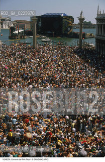 Localizzazione:..VENEZIA / S. MARCO..Oggetto:..Soggetto:..CONCERTO DEI PINK FLOYD / PIAZZA SAN MARCO / PUBBLICO FOLLA TURISTI BACINO PALCO ..Cronologia: ..Definizione Culturale:..   Autore: ..   Stile: ..   Editori/Stampatori:..   Committenza:..Materia e Tecnica:..Collocazione:..Note:..TURISMO..Riproduzione Fotografica:..Copyright:..Graziano Arici/Rosebud2 .Data:..15 LUGLIO 1989..Costo:..A