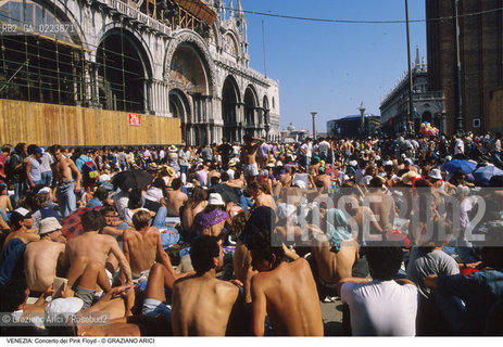 Localizzazione:..VENEZIA / S. MARCO..Oggetto:..Soggetto:..CONCERTO DEI PINK FLOYD / PIAZZA SAN MARCO / PUBBLICO / TURISTI FOLLA..Cronologia: ..Definizione Culturale:..   Autore: ..   Stile: ..   Editori/Stampatori:..   Committenza:..Materia e Tecnica:..Collocazione:..Note:..TURISMO..Riproduzione Fotografica:..Copyright:..Graziano Arici/Rosebud2 .Data:..15 LUGLIO 1989..Costo:..A