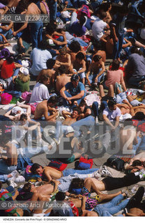 Localizzazione:..VENEZIA / S. MARCO..Oggetto:..Soggetto:..CONCERTO DEI PINK FLOYD / PIAZZA SAN MARCO / PUBBLICO TURISTI ..Cronologia: ..Definizione Culturale:..   Autore: ..   Stile: ..   Editori/Stampatori:..   Committenza:..Materia e Tecnica:..Collocazione:..Note:..TURISMO..Riproduzione Fotografica:..Copyright:..Graziano Arici/Rosebud2 .Data:..15 LUGLIO 1989..Costo:..A