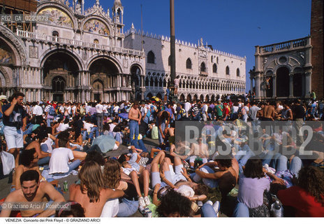Localizzazione:..VENEZIA / S. MARCO..Oggetto:..Soggetto:..CONCERTO DEI PINK FLOYD / PIAZZA SAN MARCO / PUBBLICO FOLLA TURISTI ..Cronologia: ..Definizione Culturale:..   Autore: ..   Stile: ..   Editori/Stampatori:..   Committenza:..Materia e Tecnica:..Collocazione:..Note:..TURISMO..Riproduzione Fotografica:..Copyright:..Graziano Arici/Rosebud2 .Data:..15 LUGLIO 1989..Costo:..A