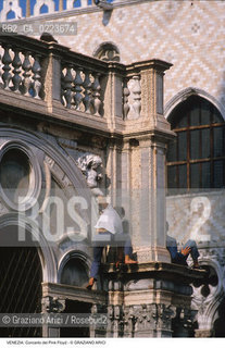 Localizzazione:..VENEZIA / S. MARCO..Oggetto:..Soggetto:..CONCERTO DEI PINK FLOYD / PIAZZA SAN MARCO / PUBBLICO TURISTI..Cronologia: ..Definizione Culturale:..   Autore: ..   Stile: ..   Editori/Stampatori:..   Committenza:..Materia e Tecnica:..Collocazione:..Note:..TURISMO..Riproduzione Fotografica:..Copyright:..Graziano Arici/Rosebud2 .Data:..15 LUGLIO 1989..Costo:..A