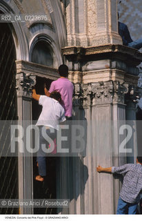 Localizzazione:..VENEZIA / S. MARCO..Oggetto:..Soggetto:..CONCERTO DEI PINK FLOYD / PIAZZA SAN MARCO / PUBBLICO TURISTI..Cronologia: ..Definizione Culturale:..   Autore: ..   Stile: ..   Editori/Stampatori:..   Committenza:..Materia e Tecnica:..Collocazione:..Note:..TURISMO..Riproduzione Fotografica:..Copyright:..Graziano Arici/Rosebud2 .Data:..15 LUGLIO 1989..Costo:..A