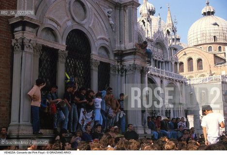 Localizzazione:..VENEZIA / S. MARCO..Oggetto:..Soggetto:..CONCERTO DEI PINK FLOYD / PIAZZA SAN MARCO / PUBBLICO TURISTI ..Cronologia: ..Definizione Culturale:..   Autore: ..   Stile: ..   Editori/Stampatori:..   Committenza:..Materia e Tecnica:..Collocazione:..Note:..TURISMO..Riproduzione Fotografica:..Copyright:..Graziano Arici/Rosebud2 .Data:..15 LUGLIO 1989..Costo:..A