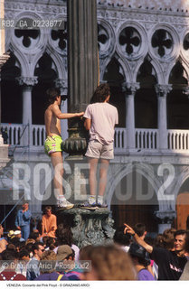 Localizzazione:..VENEZIA / S. MARCO..Oggetto:..Soggetto:..CONCERTO DEI PINK FLOYD / PIAZZA SAN MARCO / PUBBLICO..Cronologia: ..Definizione Culturale:..   Autore: ..   Stile: ..   Editori/Stampatori:..   Committenza:..Materia e Tecnica:..Collocazione:..Note:..TURISMO..Riproduzione Fotografica:..Copyright:..Graziano Arici/Rosebud2 .Data:..15 LUGLIO 1989..Costo:..A