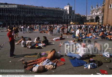 Localizzazione:..VENEZIA / S. MARCO..Oggetto:..Soggetto:..CONCERTO DEI PINK FLOYD / PIAZZA SAN MARCO / PUBBLICO / TURISTI..Cronologia: ..Definizione Culturale:..   Autore: ..   Stile: ..   Editori/Stampatori:..   Committenza:..Materia e Tecnica:..Collocazione:..Note:..TURISMO..Riproduzione Fotografica:..Copyright:..Graziano Arici/Rosebud2 .Data:..15 LUGLIO 1989..Costo:..A