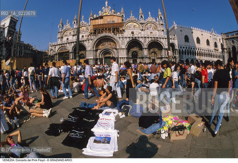 Localizzazione:..VENEZIA / S. MARCO..Oggetto:..Soggetto:..CONCERTO DEI PINK FLOYD / PIAZZA SAN MARCO / PUBBLICO / TURISTI..Cronologia: ..Definizione Culturale:..   Autore: ..   Stile: ..   Editori/Stampatori:..   Committenza:..Materia e Tecnica:..Collocazione:..Note:..TURISMO..Riproduzione Fotografica:..Copyright:..Graziano Arici/Rosebud2 .Data:..15 LUGLIO 1989..Costo:..A