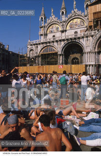 Localizzazione:..VENEZIA / S. MARCO..Oggetto:..Soggetto:..CONCERTO DEI PINK FLOYD / PIAZZA SAN MARCO / PUBBLICO / TURISTI..Cronologia: ..Definizione Culturale:..   Autore: ..   Stile: ..   Editori/Stampatori:..   Committenza:..Materia e Tecnica:..Collocazione:..Note:..TURISMO..Riproduzione Fotografica:..Copyright:..Graziano Arici/Rosebud2 .Data:..15 LUGLIO 1989..Costo:..A
