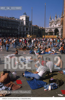 Localizzazione:..VENEZIA / S. MARCO..Oggetto:..Soggetto:..CONCERTO DEI PINK FLOYD / PIAZZA SAN MARCO / PUBBLICO / TURISTI..Cronologia: ..Definizione Culturale:..   Autore: ..   Stile: ..   Editori/Stampatori:..   Committenza:..Materia e Tecnica:..Collocazione:..Note:..TURISMO..Riproduzione Fotografica:..Copyright:..Graziano Arici/Rosebud2 .Data:..15 LUGLIO 1989..Costo:..A
