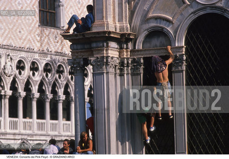 Localizzazione:..VENEZIA / S. MARCO..Oggetto:..Soggetto:..CONCERTO DEI PINK FLOYD / PIAZZA SAN MARCO / PUBBLICO / TURISTI..Cronologia: ..Definizione Culturale:..   Autore: ..   Stile: ..   Editori/Stampatori:..   Committenza:..Materia e Tecnica:..Collocazione:..Note:..TURISMO..Riproduzione Fotografica:..Copyright:..Graziano Arici/Rosebud2 .Data:..15 LUGLIO 1989..Costo:..A