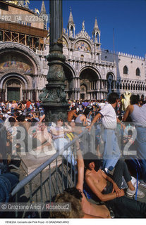 Localizzazione:..VENEZIA / S. MARCO..Oggetto:..Soggetto:..CONCERTO DEI PINK FLOYD / PIAZZA SAN MARCO / PUBBLICO / TURISTI..Cronologia: ..Definizione Culturale:..   Autore: ..   Stile: ..   Editori/Stampatori:..   Committenza:..Materia e Tecnica:..Collocazione:..Note:..TURISMO..Riproduzione Fotografica:..Copyright:..Graziano Arici/Rosebud2 .Data:..15 LUGLIO 1989..Costo:..A