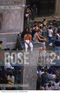 Localizzazione:..VENEZIA / S. MARCO..Oggetto:..Soggetto:..CONCERTO DEI PINK FLOYD / PIAZZA SAN MARCO / PUBBLICO / TURISTI..Cronologia: ..Definizione Culturale:..   Autore: ..   Stile: ..   Editori/Stampatori:..   Committenza:..Materia e Tecnica:..Collocazione:..Note:..TURISMO..Riproduzione Fotografica:..Copyright:..Graziano Arici/Rosebud2 .Data:..15 LUGLIO 1989..Costo:..A