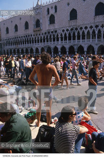 Localizzazione:..VENEZIA / S. MARCO..Oggetto:..Soggetto:..CONCERTO DEI PINK FLOYD / PIAZZA SAN MARCO / PUBBLICO / TURISTI..Cronologia: ..Definizione Culturale:..   Autore: ..   Stile: ..   Editori/Stampatori:..   Committenza:..Materia e Tecnica:..Collocazione:..Note:..TURISMO..Riproduzione Fotografica:..Copyright:..Graziano Arici/Rosebud2 .Data:..15 LUGLIO 1989..Costo:..A