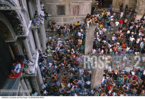 Localizzazione:..VENEZIA / S. MARCO..Oggetto:..Soggetto:..CONCERTO DEI PINK FLOYD / PUBBLICO / TURISTI PIAZZA SAN MARCO..Cronologia: ..Definizione Culturale:..   Autore: ..   Stile: ..   Editori/Stampatori:..   Committenza:..Materia e Tecnica:..Collocazione:..Note:..TURISMO..Riproduzione Fotografica:..Copyright:..Graziano Arici/Rosebud2 .Data:..15 LUGLIO 1989..Costo:..A