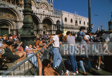 Localizzazione:..VENEZIA / S. MARCO..Oggetto:..Soggetto:..CONCERTO DEI PINK FLOYD / PIAZZA SAN MARCO / PUBBLICO / TURISTI..Cronologia: ..Definizione Culturale:..   Autore: ..   Stile: ..   Editori/Stampatori:..   Committenza:..Materia e Tecnica:..Collocazione:..Note:..TURISMO..Riproduzione Fotografica:..Copyright:..Graziano Arici/Rosebud2 .Data:..15 LUGLIO 1989..Costo:..A