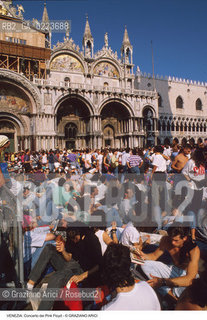 Localizzazione:..VENEZIA / S. MARCO..Oggetto:..Soggetto:..CONCERTO DEI PINK FLOYD / PIAZZA SAN MARCO / PUBBLICO / TURISTI..Cronologia: ..Definizione Culturale:..   Autore: ..   Stile: ..   Editori/Stampatori:..   Committenza:..Materia e Tecnica:..Collocazione:..Note:..TURISMO..Riproduzione Fotografica:..Copyright:..Graziano Arici/Rosebud2 .Data:..15 LUGLIO 1989..Costo:..A