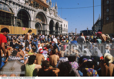 Localizzazione:..VENEZIA / S. MARCO..Oggetto:..Soggetto:..CONCERTO DEI PINK FLOYD / PIAZZA SAN MARCO / PUBBLICO / TURISTI..Cronologia: ..Definizione Culturale:..   Autore: ..   Stile: ..   Editori/Stampatori:..   Committenza:..Materia e Tecnica:..Collocazione:..Note:..TURISMO..Riproduzione Fotografica:..Copyright:..Graziano Arici/Rosebud2 .Data:..15 LUGLIO 1989..Costo:..A