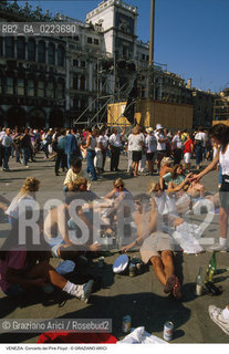 Localizzazione:..VENEZIA / S. MARCO..Oggetto:..Soggetto:..CONCERTO DEI PINK FLOYD / PIAZZA SAN MARCO / PUBBLICO / TURISTI..Cronologia: ..Definizione Culturale:..   Autore: ..   Stile: ..   Editori/Stampatori:..   Committenza:..Materia e Tecnica:..Collocazione:..Note:..TURISMO..Riproduzione Fotografica:..Copyright:..Graziano Arici/Rosebud2 .Data:..15 LUGLIO 1989..Costo:..A