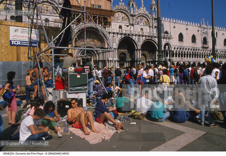 Localizzazione:..VENEZIA / S. MARCO..Oggetto:..Soggetto:..CONCERTO DEI PINK FLOYD / PIAZZA SAN MARCO / PUBBLICO / TURISTI..Cronologia: ..Definizione Culturale:..   Autore: ..   Stile: ..   Editori/Stampatori:..   Committenza:..Materia e Tecnica:..Collocazione:..Note:..TURISMO..Riproduzione Fotografica:..Copyright:..Graziano Arici/Rosebud2 .Data:..15 LUGLIO 1989..Costo:..A