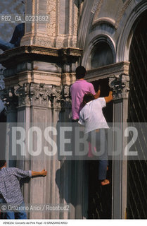 Localizzazione:..VENEZIA / S. MARCO..Oggetto:..Soggetto:..CONCERTO DEI PINK FLOYD / PIAZZA SAN MARCO / PUBBLICO / TURISTI..Cronologia: ..Definizione Culturale:..   Autore: ..   Stile: ..   Editori/Stampatori:..   Committenza:..Materia e Tecnica:..Collocazione:..Note:..TURISMO..Riproduzione Fotografica:..Copyright:..Graziano Arici/Rosebud2 .Data:..15 LUGLIO 1989..Costo:..A