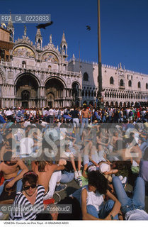 Localizzazione:..VENEZIA / S. MARCO..Oggetto:..Soggetto:..CONCERTO DEI PINK FLOYD / PIAZZA SAN MARCO / PUBBLICO FOLLA TURISTI ..Cronologia: ..Definizione Culturale:..   Autore: ..   Stile: ..   Editori/Stampatori:..   Committenza:..Materia e Tecnica:..Collocazione:..Note:..TURISMO..Riproduzione Fotografica:..Copyright:..Graziano Arici/Rosebud2 .Data:..15 LUGLIO 1989..Costo:..A