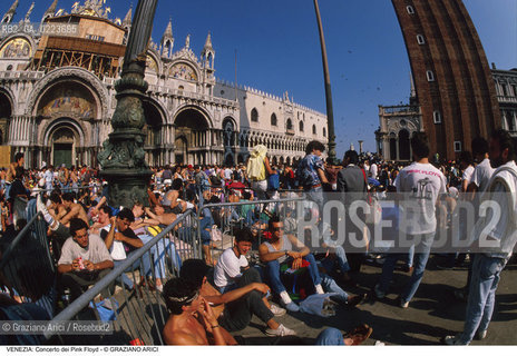 Localizzazione:..VENEZIA / S. MARCO..Oggetto:..Soggetto:..CONCERTO DEI PINK FLOYD / PIAZZA SAN MARCO / PUBBLICO TURISTI ..Cronologia: ..Definizione Culturale:..   Autore: ..   Stile: ..   Editori/Stampatori:..   Committenza:..Materia e Tecnica:..Collocazione:..Note:..TURISMO..Riproduzione Fotografica:..Copyright:..Graziano Arici/Rosebud2 .Data:..15 LUGLIO 1989..Costo:..A