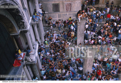 Localizzazione:..VENEZIA / S. MARCO..Oggetto:..Soggetto:..CONCERTO DEI PINK FLOYD / PIAZZA SAN MARCO / PUBBLICO TURISTI ..Cronologia: ..Definizione Culturale:..   Autore: ..   Stile: ..   Editori/Stampatori:..   Committenza:..Materia e Tecnica:..Collocazione:..Note:..TURISMO..Riproduzione Fotografica:..Copyright:..Graziano Arici/Rosebud2 .Data:..15 LUGLIO 1989..Costo:..A