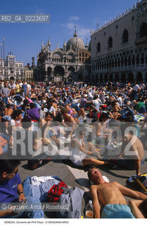 Localizzazione:..VENEZIA / S. MARCO..Oggetto:..Soggetto:..CONCERTO DEI PINK FLOYD / PIAZZA SAN MARCO / PUBBLICO TURISTI ..Cronologia: ..Definizione Culturale:..   Autore: ..   Stile: ..   Editori/Stampatori:..   Committenza:..Materia e Tecnica:..Collocazione:..Note:..TURISMO..Riproduzione Fotografica:..Copyright:..Graziano Arici/Rosebud2 .Data:..15 LUGLIO 1989..Costo:..A