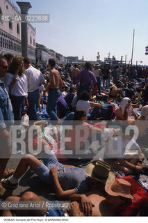 Localizzazione:..VENEZIA / S. MARCO..Oggetto:..Soggetto:..CONCERTO DEI PINK FLOYD / PIAZZA SAN MARCO / PUBBLICO TURISTI ..Cronologia: ..Definizione Culturale:..   Autore: ..   Stile: ..   Editori/Stampatori:..   Committenza:..Materia e Tecnica:..Collocazione:..Note:..TURISMO..Riproduzione Fotografica:..Copyright:..Graziano Arici/Rosebud2 .Data:..15 LUGLIO 1989..Costo:..A