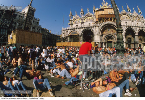 Localizzazione:..VENEZIA / S. MARCO..Oggetto:..Soggetto:..CONCERTO DEI PINK FLOYD / PIAZZA SAN MARCO / PUBBLICO TURISTI ..Cronologia: ..Definizione Culturale:..   Autore: ..   Stile: ..   Editori/Stampatori:..   Committenza:..Materia e Tecnica:..Collocazione:..Note:..TURISMO..Riproduzione Fotografica:..Copyright:..Graziano Arici/Rosebud2 .Data:..15 LUGLIO 1989..Costo:..A