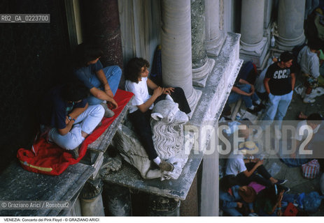 Localizzazione:..VENEZIA / S. MARCO..Oggetto:..Soggetto:..CONCERTO DEI PINK FLOYD / PUBBLICO / TURISTI PIAZZA SAN MARCO..Cronologia: ..Definizione Culturale:..   Autore: ..   Stile: ..   Editori/Stampatori:..   Committenza:..Materia e Tecnica:..Collocazione:..Note:..TURISMO..Riproduzione Fotografica:..Copyright:..Graziano Arici/Rosebud2 .Data:..15 LUGLIO 1989..Costo:..A