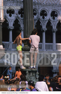 Localizzazione:..VENEZIA / S. MARCO..Oggetto:..Soggetto:..CONCERTO DEI PINK FLOYD / PIAZZA SAN MARCO / PUBBLICO / TURISTI..Cronologia: ..Definizione Culturale:..   Autore: ..   Stile: ..   Editori/Stampatori:..   Committenza:..Materia e Tecnica:..Collocazione:..Note:..TURISMO..Riproduzione Fotografica:..Copyright:..Graziano Arici/Rosebud2 .Data:..15 LUGLIO 1989..Costo:..A