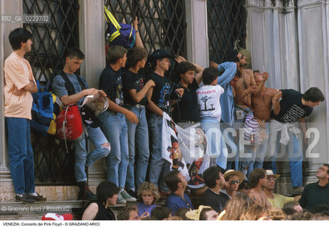 Localizzazione:..VENEZIA / S. MARCO..Oggetto:..Soggetto:..CONCERTO DEI PINK FLOYD / PUBBLICO / TURISTI PIAZZA SAN MARCO..Cronologia: ..Definizione Culturale:..   Autore: ..   Stile: ..   Editori/Stampatori:..   Committenza:..Materia e Tecnica:..Collocazione:..Note:..TURISMO..Riproduzione Fotografica:..Copyright:..Graziano Arici/Rosebud2 .Data:..15 LUGLIO 1989..Costo:..A