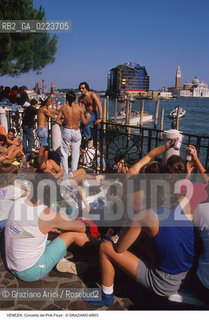 Localizzazione:..VENEZIA / S. MARCO..Oggetto:..Soggetto:..CONCERTO DEI PINK FLOYD / PUBBLICO / TURISTI..Cronologia: ..Definizione Culturale:..   Autore: ..   Stile: ..   Editori/Stampatori:..   Committenza:..Materia e Tecnica:..Collocazione:..Note:..TURISMO..Riproduzione Fotografica:..Copyright:..Graziano Arici/Rosebud2 .Data:..15 LUGLIO 1989..Costo:..A