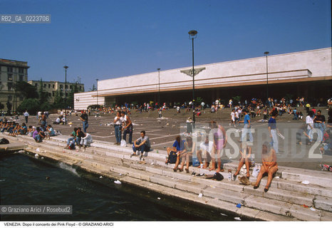 Localizzazione:..VENEZIA / CANNAREGIO..Oggetto:..Soggetto:..CONCERTO DEI PINK FLOYD IL GIORNO DOPO / PIAZZALE DELLA STAZIONE ..Cronologia: ..Definizione Culturale:..   Autore: ..   Stile: ..   Editori/Stampatori:..   Committenza:..Materia e Tecnica:..Collocazione:..Note:..TURISMO IMMONDIZIE..Riproduzione Fotografica:..Copyright:..Graziano Arici/Rosebud2 .Data:..16 LUGLIO 1989..Costo:..A