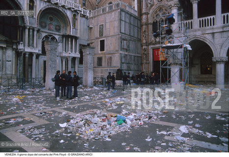 Localizzazione:..VENEZIA / S. MARCO..Oggetto:..Soggetto:..CONCERTO DEI PINK FLOYD / IL GIORNO DOPO / PIAZZA SAN MARCO / IMMONDIZIE..Cronologia: ..Definizione Culturale:..   Autore: ..   Stile: ..   Editori/Stampatori:..   Committenza:..Materia e Tecnica:..Collocazione:..Note:..TURISMO DEGRADO..Riproduzione Fotografica:..Copyright:..Graziano Arici/Rosebud2 .Data:..16 LUGLIO 1989..Costo:..A