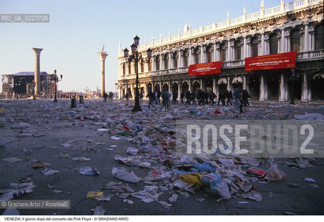 Localizzazione:..VENEZIA / S. MARCO..Oggetto:..Soggetto:..CONCERTO DEI PINK FLOYD / IL GIORNO DOPO / PIAZZA SAN MARCO / IMMONDIZIE..Cronologia: ..Definizione Culturale:..   Autore: ..   Stile: ..   Editori/Stampatori:..   Committenza:..Materia e Tecnica:..Collocazione:..Note:..TURISMO DEGRADO..Riproduzione Fotografica:..Copyright:..Graziano Arici/Rosebud2 .Data:..16 LUGLIO 1989..Costo:..A