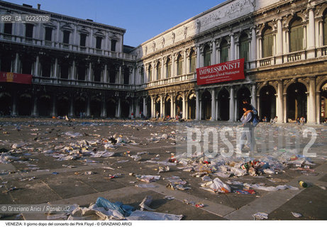 Localizzazione:..VENEZIA / S. MARCO..Oggetto:..Soggetto:..CONCERTO DEI PINK FLOYD / IL GIORNO DOPO / PIAZZA SAN MARCO / IMMONDIZIE..Cronologia: ..Definizione Culturale:..   Autore: ..   Stile: ..   Editori/Stampatori:..   Committenza:..Materia e Tecnica:..Collocazione:..Note:..TURISMO DEGRADO..Riproduzione Fotografica:..Copyright:..Graziano Arici/Rosebud2 .Data:..16 LUGLIO 1989..Costo:..A