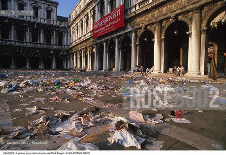 Localizzazione:..VENEZIA / S. MARCO..Oggetto:..Soggetto:..CONCERTO DEI PINK FLOYD / IL GIORNO DOPO / PIAZZA SAN MARCO / IMMONDIZIE..Cronologia: ..Definizione Culturale:..   Autore: ..   Stile: ..   Editori/Stampatori:..   Committenza:..Materia e Tecnica:..Collocazione:..Note:..TURISMO DEGRADO..Riproduzione Fotografica:..Copyright:..Graziano Arici/Rosebud2 .Data:..16 LUGLIO 1989..Costo:..A