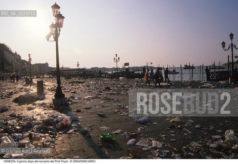 Localizzazione:..VENEZIA / S. MARCO..Oggetto:..Soggetto:..CONCERTO DEI PINK FLOYD / IL GIORNO DOPO / PIAZZA SAN MARCO / IMMONDIZIE..Cronologia: ..Definizione Culturale:..   Autore: ..   Stile: ..   Editori/Stampatori:..   Committenza:..Materia e Tecnica:..Collocazione:..Note:..TURISMO DEGRADO..Riproduzione Fotografica:..Copyright:..Graziano Arici/Rosebud2 .Data:..16 LUGLIO 1989..Costo:..A