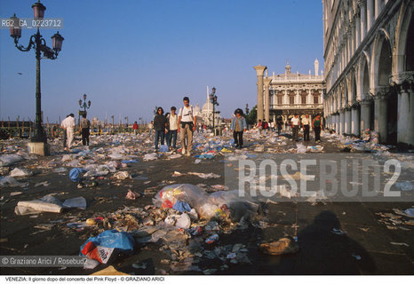 Localizzazione:..VENEZIA / S. MARCO..Oggetto:..Soggetto:..CONCERTO DEI PINK FLOYD / IL GIORNO DOPO / PIAZZA SAN MARCO / IMMONDIZIE..Cronologia: ..Definizione Culturale:..   Autore: ..   Stile: ..   Editori/Stampatori:..   Committenza:..Materia e Tecnica:..Collocazione:..Note:..TURISMO DEGRADO..Riproduzione Fotografica:..Copyright:..Graziano Arici/Rosebud2 .Data:..16 LUGLIO 1989..Costo:..A