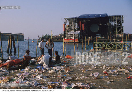 Localizzazione:..VENEZIA / S. MARCO..Oggetto:..Soggetto:..CONCERTO DEI PINK FLOYD / IL GIORNO DOPO / TURISTI / IMMONDIZIE / PALCO..Cronologia: ..Definizione Culturale:..   Autore: ..   Stile: ..   Editori/Stampatori:..   Committenza:..Materia e Tecnica:..Collocazione:..Note:..TURISMO DEGRADO..Riproduzione Fotografica:..Copyright:..Graziano Arici/Rosebud2 .Data:..16 LUGLIO 1989..Costo:..A