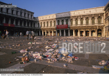 Localizzazione:..VENEZIA / S. MARCO..Oggetto:..Soggetto:..CONCERTO DEI PINK FLOYD / IL GIORNO DOPO / PIAZZA SAN MARCO / IMMONDIZIE..Cronologia: ..Definizione Culturale:..   Autore: ..   Stile: ..   Editori/Stampatori:..   Committenza:..Materia e Tecnica:..Collocazione:..Note:..TURISMO DEGRADO..Riproduzione Fotografica:..Copyright:..Graziano Arici/Rosebud2 .Data:..16 LUGLIO 1989..Costo:..A