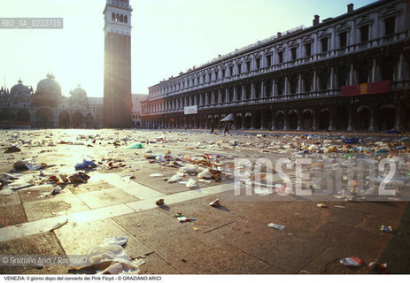Localizzazione:..VENEZIA / S. MARCO..Oggetto:..Soggetto:..CONCERTO DEI PINK FLOYD / IL GIORNO DOPO / PIAZZA SAN MARCO / IMMONDIZIE..Cronologia: ..Definizione Culturale:..   Autore: ..   Stile: ..   Editori/Stampatori:..   Committenza:..Materia e Tecnica:..Collocazione:..Note:..TURISMO DEGRADO..Riproduzione Fotografica:..Copyright:..Graziano Arici/Rosebud2 .Data:..16 LUGLIO 1989..Costo:..A