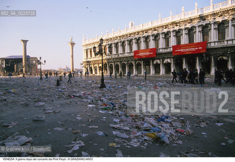 Localizzazione:..VENEZIA / S. MARCO..Oggetto:..Soggetto:..CONCERTO DEI PINK FLOYD / IL GIORNO DOPO / PIAZZA SAN MARCO / IMMONDIZIE..Cronologia: ..Definizione Culturale:..   Autore: ..   Stile: ..   Editori/Stampatori:..   Committenza:..Materia e Tecnica:..Collocazione:..Note:..TURISMO DEGRADO..Riproduzione Fotografica:..Copyright:..Graziano Arici/Rosebud2 .Data:..16 LUGLIO 1989..Costo:..A