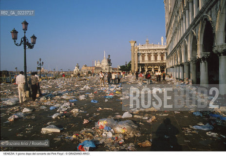 Localizzazione:..VENEZIA / S. MARCO..Oggetto:..Soggetto:..CONCERTO DEI PINK FLOYD / IL GIORNO DOPO / PIAZZA SAN MARCO / IMMONDIZIE..Cronologia: ..Definizione Culturale:..   Autore: ..   Stile: ..   Editori/Stampatori:..   Committenza:..Materia e Tecnica:..Collocazione:..Note:..TURISMO DEGRADO..Riproduzione Fotografica:..Copyright:..Graziano Arici/Rosebud2 .Data:..16 LUGLIO 1989..Costo:..A