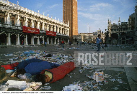 Localizzazione:..VENEZIA / S. MARCO..Oggetto:..Soggetto:..CONCERTO DEI PINK FLOYD / IL GIORNO DOPO / PIAZZA SAN MARCO / IMMONDIZIE SACCHI A PELO..Cronologia: ..Definizione Culturale:..   Autore: ..   Stile: ..   Editori/Stampatori:..   Committenza:..Materia e Tecnica:..Collocazione:..Note:..TURISMO DEGRADO..Riproduzione Fotografica:..Copyright:..Graziano Arici/Rosebud2 .Data:..16 LUGLIO 1989..Costo:..A