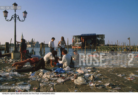Localizzazione:..VENEZIA / S. MARCO..Oggetto:..Soggetto:..CONCERTO DEI PINK FLOYD / IL GIORNO DOPO / PIAZZA SAN MARCO / IMMONDIZIE..Cronologia: ..Definizione Culturale:..   Autore: ..   Stile: ..   Editori/Stampatori:..   Committenza:..Materia e Tecnica:..Collocazione:..Note:..TURISMO DEGRADO..Riproduzione Fotografica:..Copyright:..Graziano Arici/Rosebud2 .Data:..16 LUGLIO 1989..Costo:..A