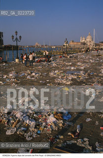 Localizzazione:..VENEZIA / S. MARCO..Oggetto:..Soggetto:..CONCERTO DEI PINK FLOYD / IL GIORNO DOPO / PIAZZA SAN MARCO / IMMONDIZIE..Cronologia: ..Definizione Culturale:..   Autore: ..   Stile: ..   Editori/Stampatori:..   Committenza:..Materia e Tecnica:..Collocazione:..Note:..TURISMO DEGRADO..Riproduzione Fotografica:..Copyright:..Graziano Arici/Rosebud2 .Data:..16 LUGLIO 1989..Costo:..A