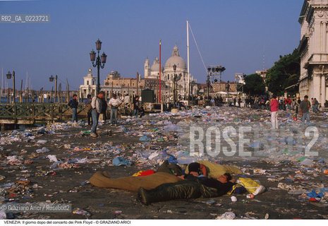 Localizzazione:..VENEZIA / S. MARCO..Oggetto:..Soggetto:..CONCERTO DEI PINK FLOYD / IL GIORNO DOPO / PIAZZA SAN MARCO / IMMONDIZIE SACCHI A PELO..Cronologia: ..Definizione Culturale:..   Autore: ..   Stile: ..   Editori/Stampatori:..   Committenza:..Materia e Tecnica:..Collocazione:..Note:..TURISMO DEGRADO..Riproduzione Fotografica:..Copyright:..Graziano Arici/Rosebud2 .Data:..16 LUGLIO 1989..Costo:..A